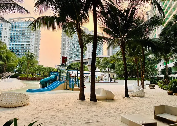 Azure Pool View With Balcony, Wifi And Netflix Apartahotel Manila