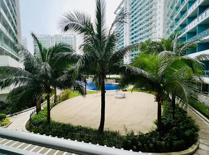 Azure Pool View With Balcony, Wifi And Netflix Apartahotel Manila